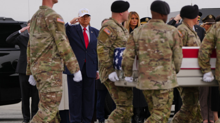U vazduhoplovnu bazu Dover stigla tela šest poginulih američkih vojnika, dočekali ih Tramp i članovi porodica