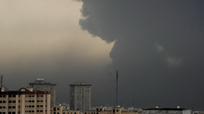 Crno nebo iznad Teherana: Izrael gađao naftna postrojenja, stiglo upozorenje na toksičnu kišu (VIDEO)