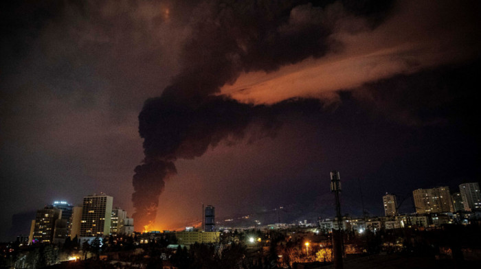 Stanovnici Teherana u panici: Crni dim i kisele kišne kapljice iznad grada posle udara na naftne objekte