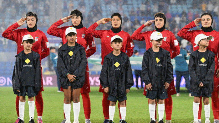 Iranske fudbalerke pevale himnu u Australiji nakon što su proglašene "ratnim izdajnicima" u Teheranu