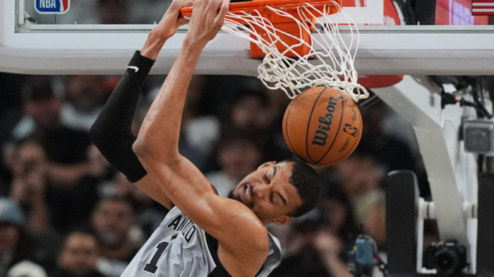 San Antonio ubedljiv protiv Hjustona, Finiks zaustavio Šarlot