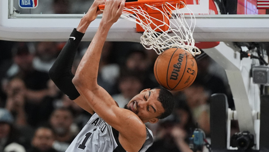 San Antonio ubedljiv protiv Hjustona, Finiks zaustavio Šarlot