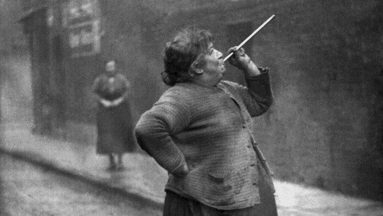 Od kukurikanja petla do kucača na prozore: Kako su se ljudi budili pre modernih alarma