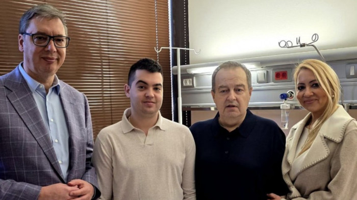 Dačić izlazi iz bolnice: Vučić objavio fotografiju sa ministrom unutrašnjih poslova