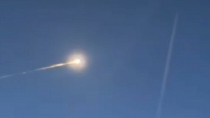 "Vatrena kugla" iz svemira, posle spektakularne eksplozije na nebu, zasula grad meteoritima (VIDEO)