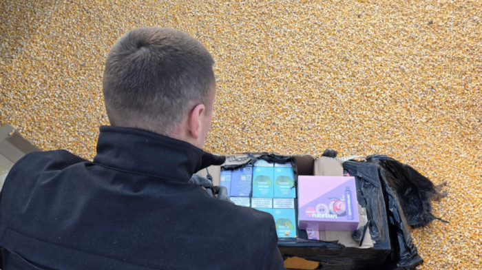 Patike i elektronske cigarete sakrio u kukuruz: Sprečen pokušaj krijumčarenja na prelazu Gostun