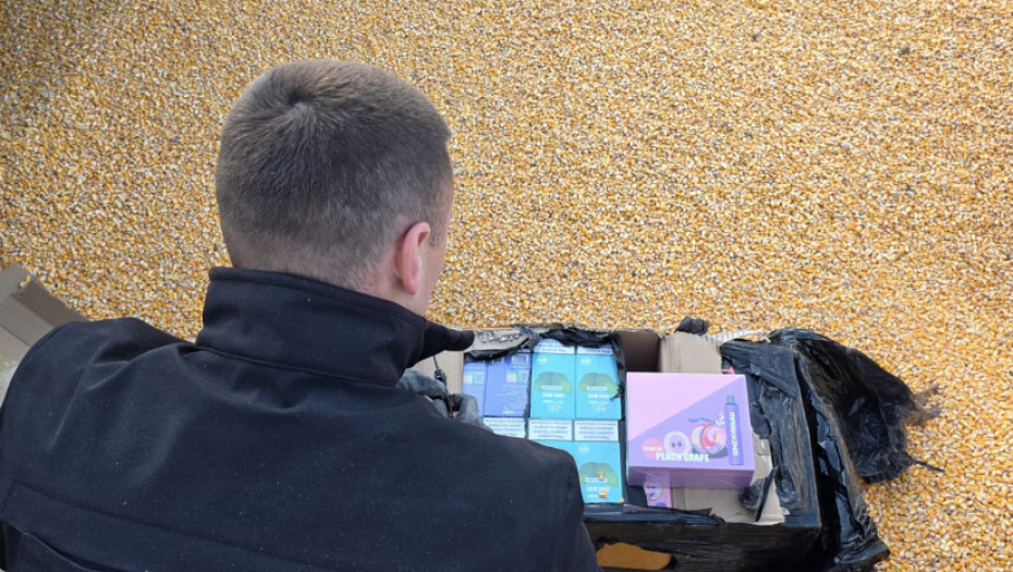 Patike i elektronske cigarete sakrio u kukuruz: Sprečen pokušaj krijumčarenja na prelazu Gostun