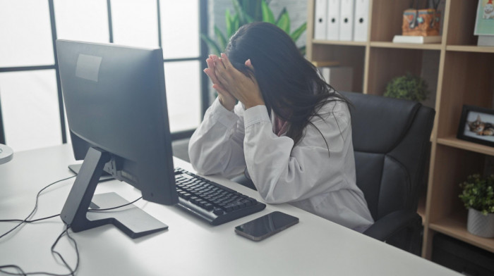 Zašto se vaš mozak oseća iscrpljeno nakon korišćenja AI četbotova na poslu