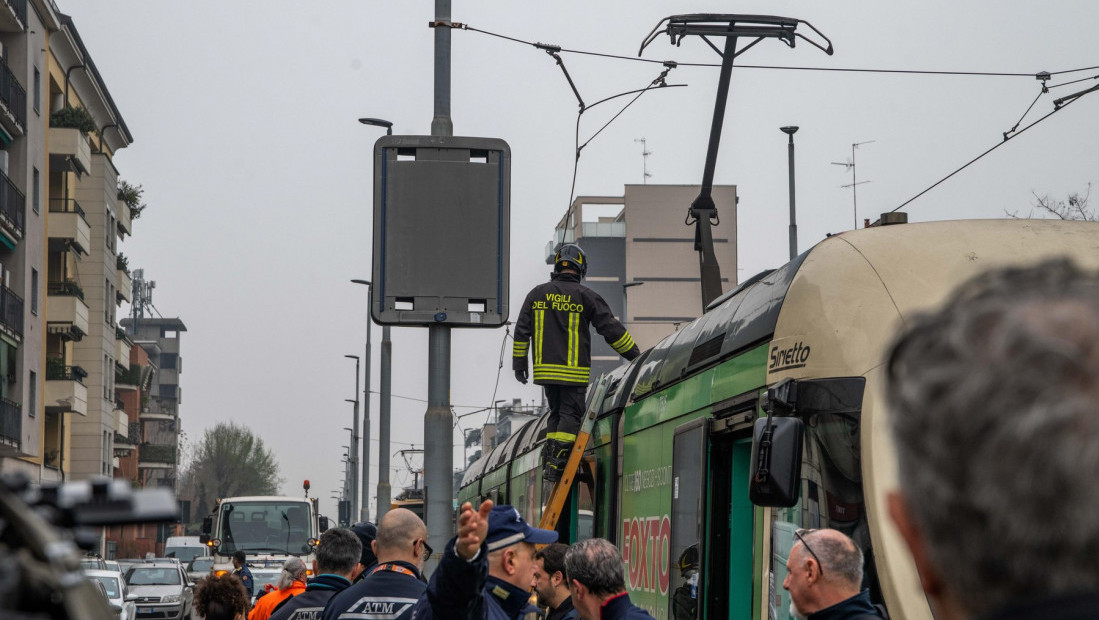 Incident u Milanu: Zapalio se tramvaj nakon pucanja kabla visokonaponske mreže, putnici evakuisani