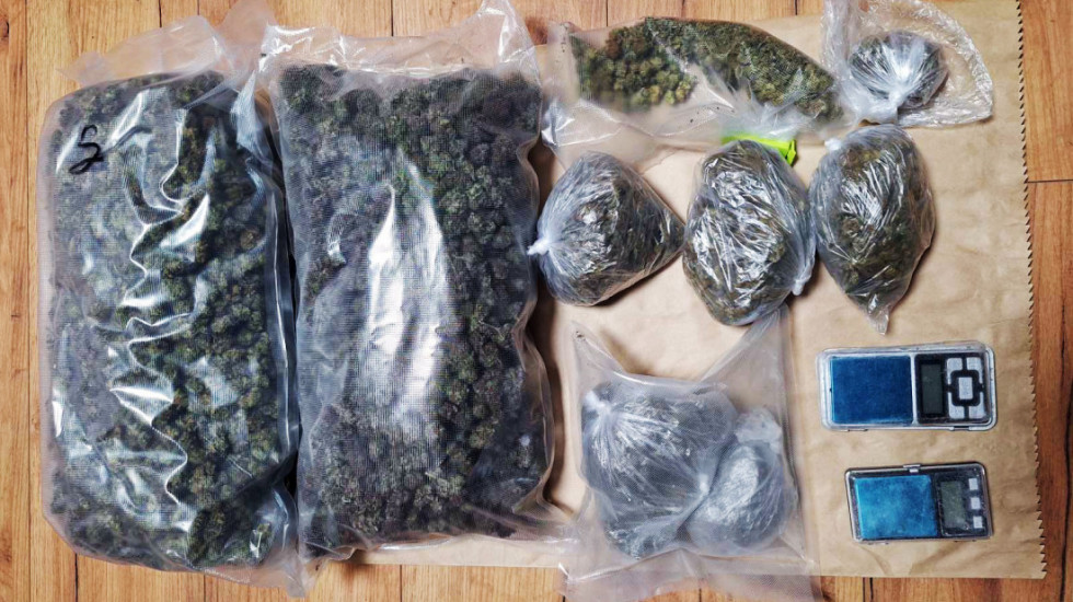 Hapšenje u Beogradu: Policija u stanu osumnjičenog (37) pronašla 2,5 kilograma marihuane i dve digitalne vagice