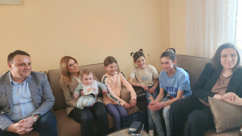 Đurđević Stamenkovski posetila višečlanu porodicu u selu Miščići kod Novog Pazara