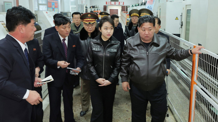 Kim Džong Un testirao pištolje u fabrici municije: Prisustvovala i njegova ćerka Džu Ae
