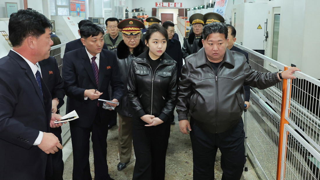 Kim Džong Un testirao pištolje u fabrici municije: Prisustvovala i njegova ćerka Džu Ae