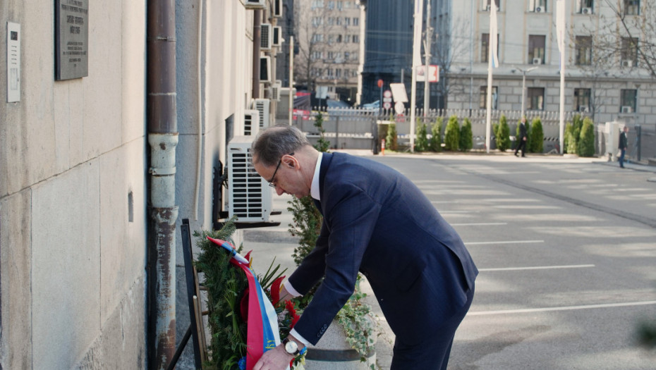 Premijer Macut sa ministrima položio vence na mestu gde je ubijen Zoran Đinđić