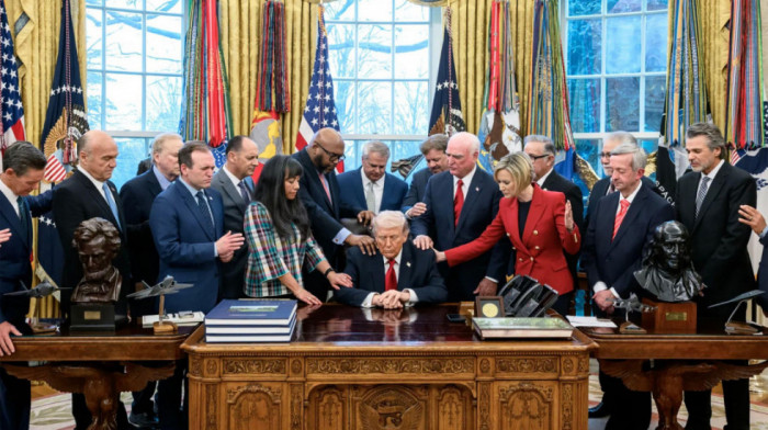 Trampov performans kao "Tajna pobede": Kineski šefovi kopiraju molitvene skupove prizivajući veći prihod