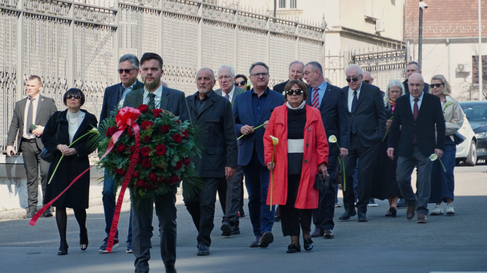 Članovi Đinđićeve vlade položili venac, poštu odale stranačke kolege i građani