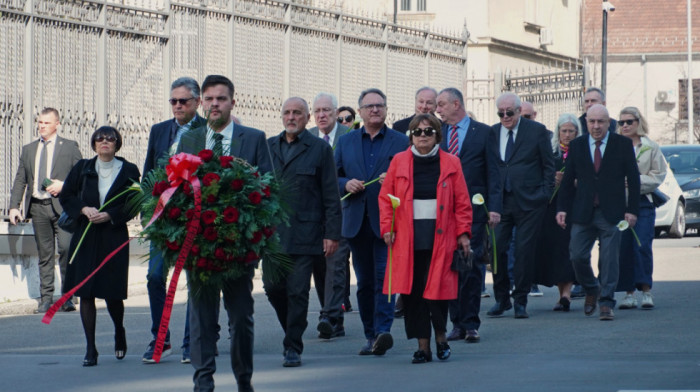 Članovi Đinđićeve vlade položili venac, poštu odale stranačke kolege i građani