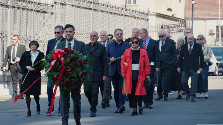 Članovi Đinđićeve vlade položili venac, poštu odale stranačke kolege i građani