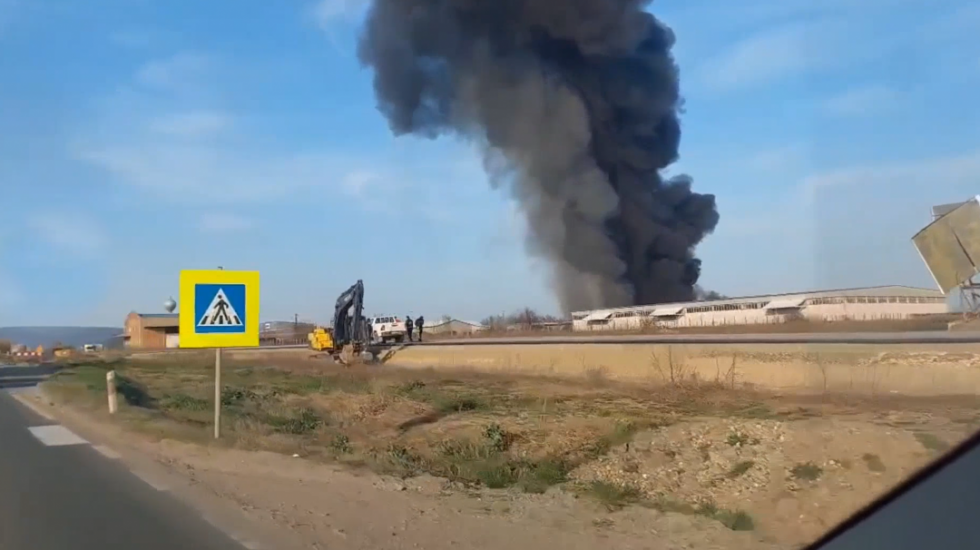 Veliki požar kod Iriga: Gust crni dim kulja iz industrijskog objekta (VIDEO)