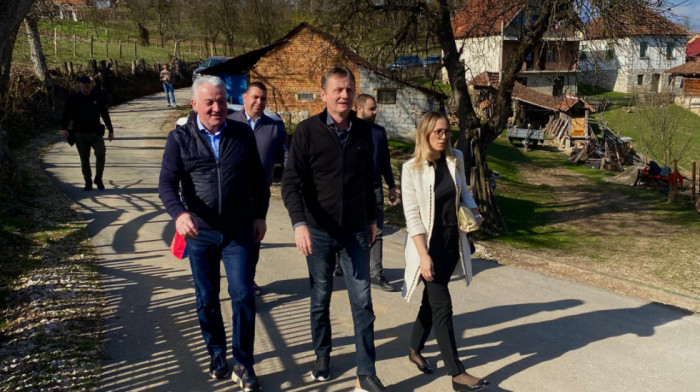 Ministar Glišić obišao lučansko selo Markovicu, razgovarao o problemima i planovima