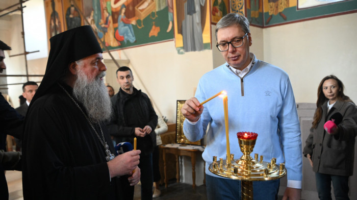 Vučić posetio selo Kusadak kod Smederevske Palanke, obišao manastir Pinosava