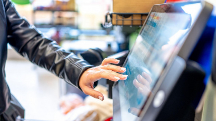 Kada je kupac ujedno i kasir: Zašto sve više samouslužnih kasa ne smanjuje i cene proizvoda