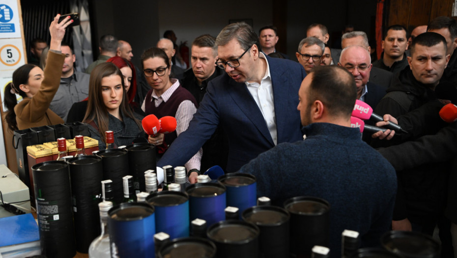 Vučić u Bajinoj Bašti obilazi destileriju "BB Klekovača", najstariju u Srbiji
