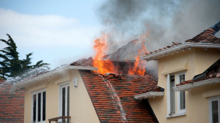 Izbio požar u kući u Mladenovcu: Na teren upućena dva vozila sa sedam vatrogasaca