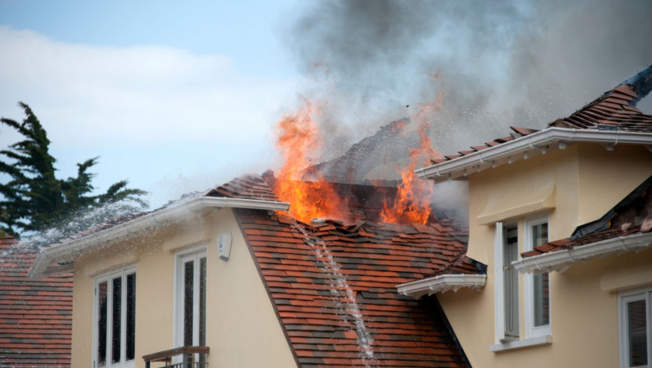 Izbio požar u kući u Mladenovcu: Na teren upućena dva vozila sa sedam vatrogasaca