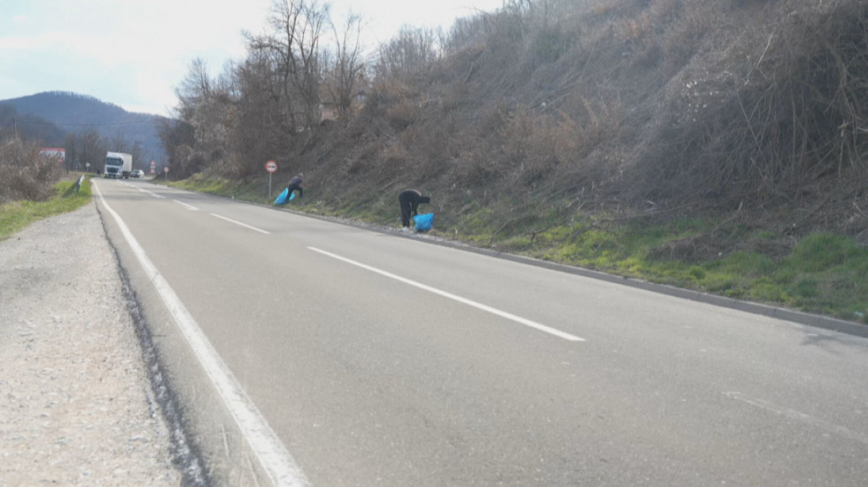 Meštani čiste deo magistralnog puta Novi Pazar-Tutin: Tradicija stanovnika naselja Kruševački Most okrenuta opštem dobru