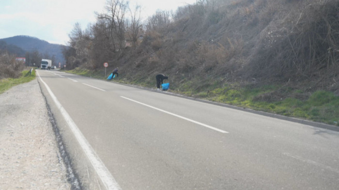 Meštani čiste deo magistralnog puta Novi Pazar-Tutin: Tradicija stanovnika naselja Kruševački Most okrenuta opštem dobru