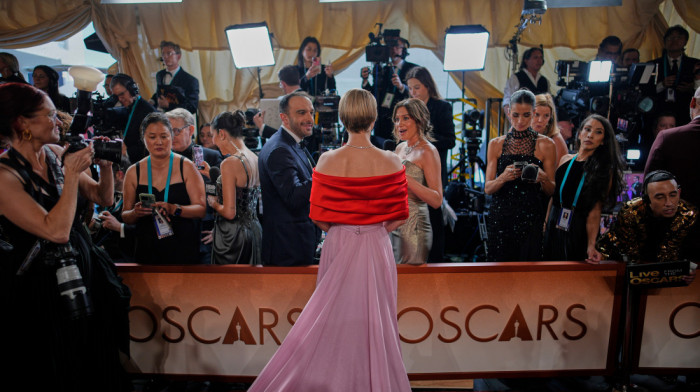 Perje, šljokice i neprepoznatljivi Pedro Paskal: Najupečatljivija modna izdanja sa ovogodišnje dodele Oskara