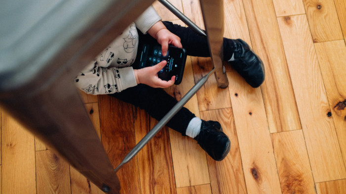 Tri četvrtine devetomesečnih beba u Velikoj Britaniji provodi vreme pred ekranima