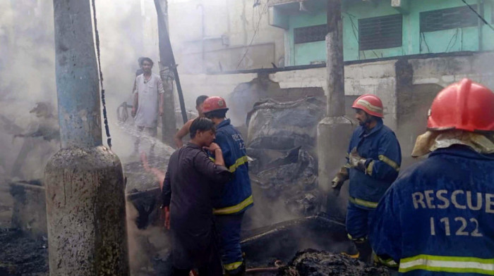 Tragedija u Pakistanu: Srušio se krov prodavnice dok su žene čekale socijalnu pomoć pred Bajram, najmanje osam mrtvih