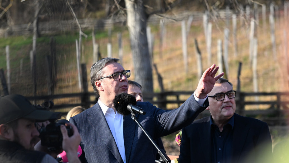 Vučić u selu Kotraža: Srbija ima višeslojnu odbranu vazdušnog prostora, sutra sastanak o novim nabavkama