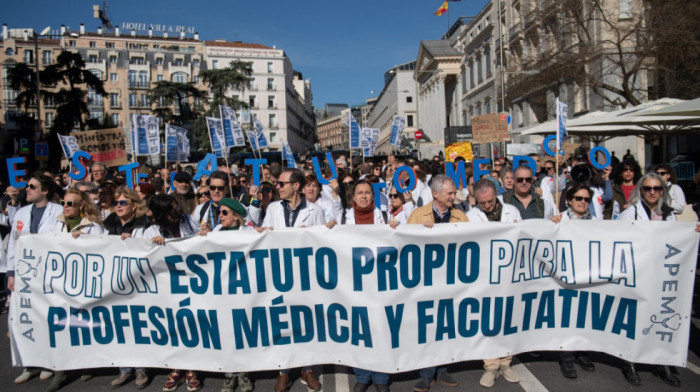 U Španiji nastavljen štrajk lekara: Oko 500 doktora okupilo se danas ispred Ministarstva zdravlja