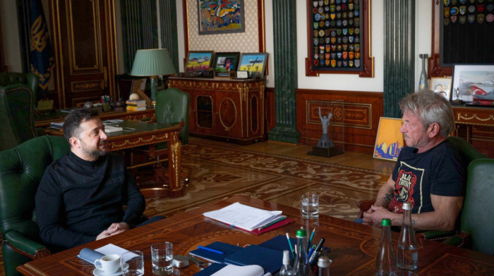 Šon Pen dobio u Ukrajini "počasnog Oskara" napravljenog od uništenog voza, nakon što je propustio dodelu u Holivudu