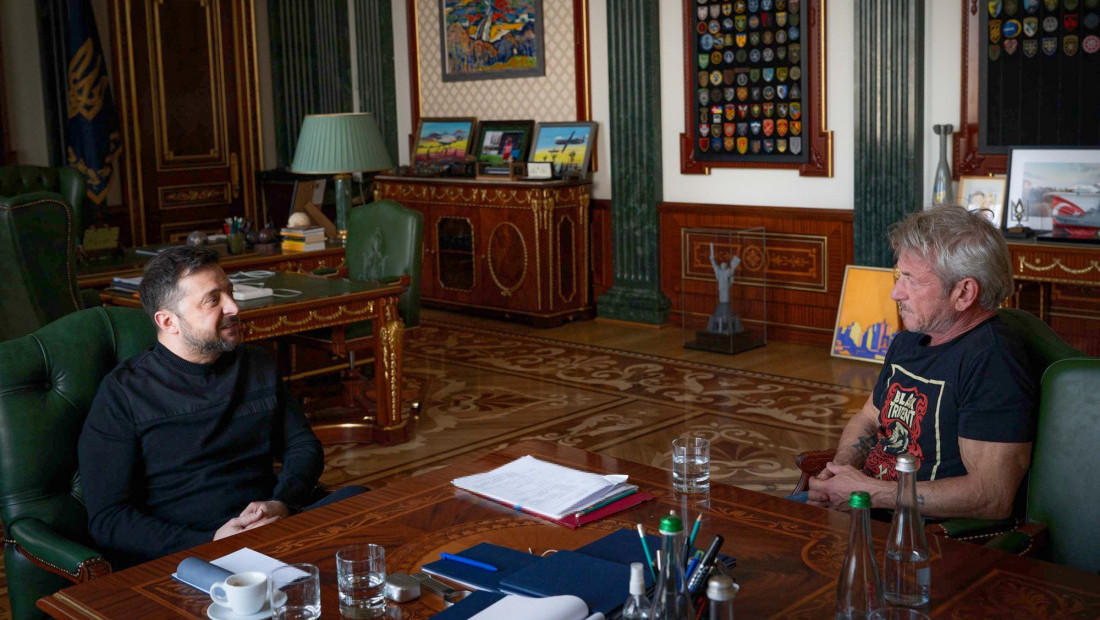 Šon Pen dobio u Ukrajini "počasnog Oskara" napravljenog od uništenog voza, nakon što je propustio dodelu u Holivudu