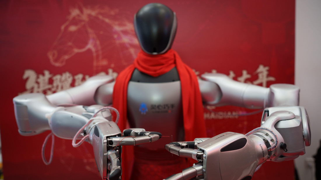 Žena završila u bolnici nakon što ju je uplašio humanoidni robot, policija "privela" mašinu