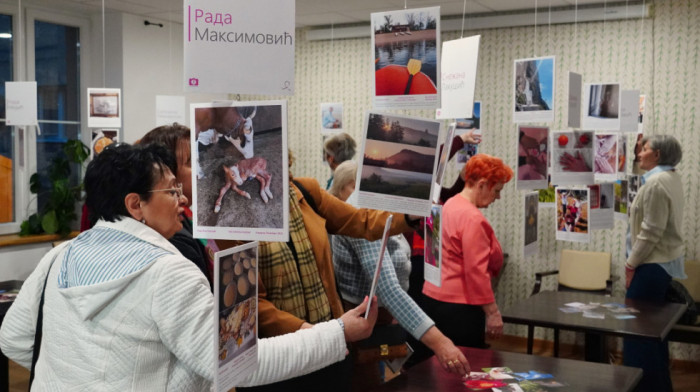 Otvorena humanitarna izložba fotografija žena obolelih od raka dojke Ružičasti kadar