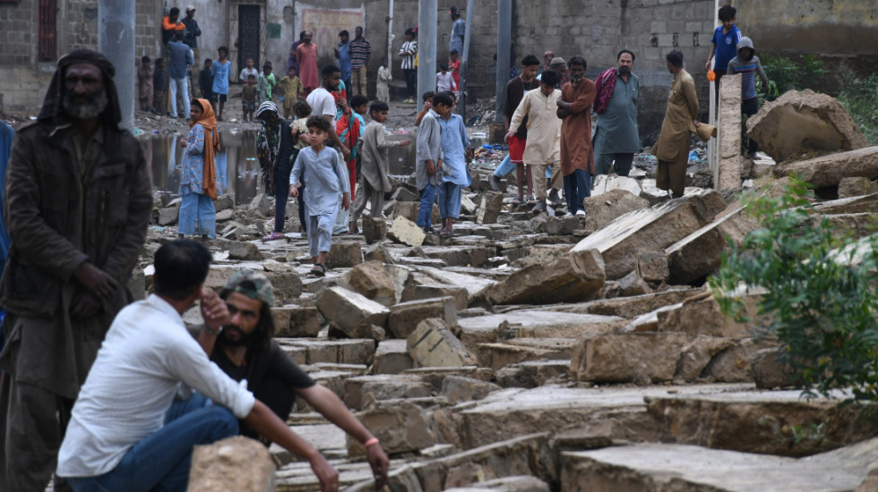 Najmanje 21 osoba poginula u oluji u Pakistanu, urušili se zidovi i krovovi