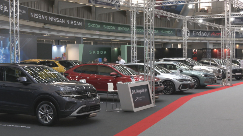 Gužve na Sajmu automobila: Posetioci sve više gledaju ka električnim vozilima (VIDEO)