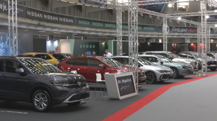 Gužve na Sajmu automobila: Posetioci sve više gledaju ka električnim vozilima (VIDEO)
