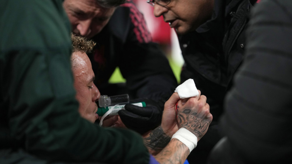 (FOTO) Fudbaler Galatasaraja nasmejan posle horor povrede: Oglasio se nakon operacije