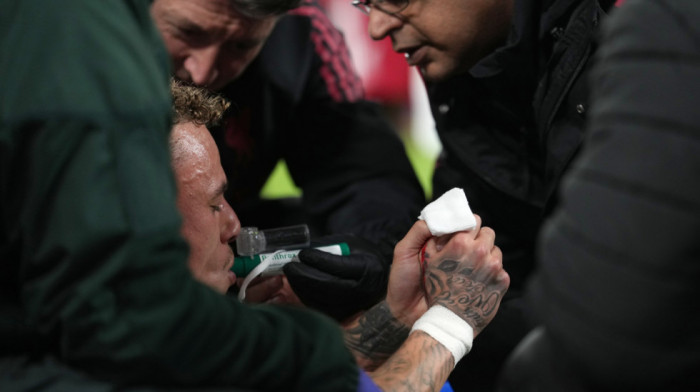 (FOTO) Fudbaler Galatasaraja nasmejan posle horor povrede: Oglasio se nakon operacije