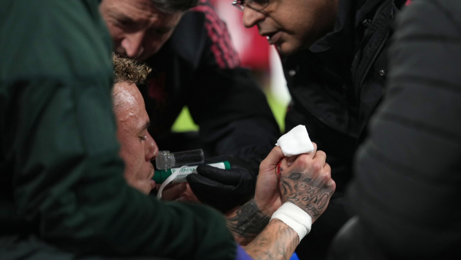 (FOTO) Fudbaler Galatasaraja nasmejan posle horor povrede: Oglasio se nakon operacije