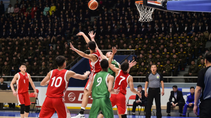 Sport ne poznaje granice: Ovako izgleda košarkaška utakmica u Severnoj Koreji (VIDEO)