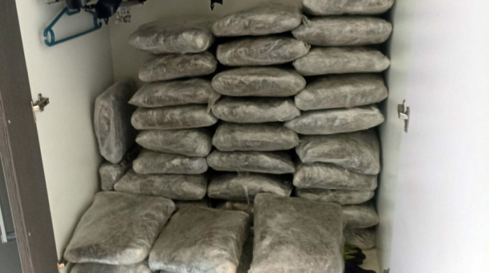 Uhapšen narko dvojac iz Priboja sa skoro 80 kila droge: "Radili" na teritoriji Beograda, narkotici nađeni u stanu