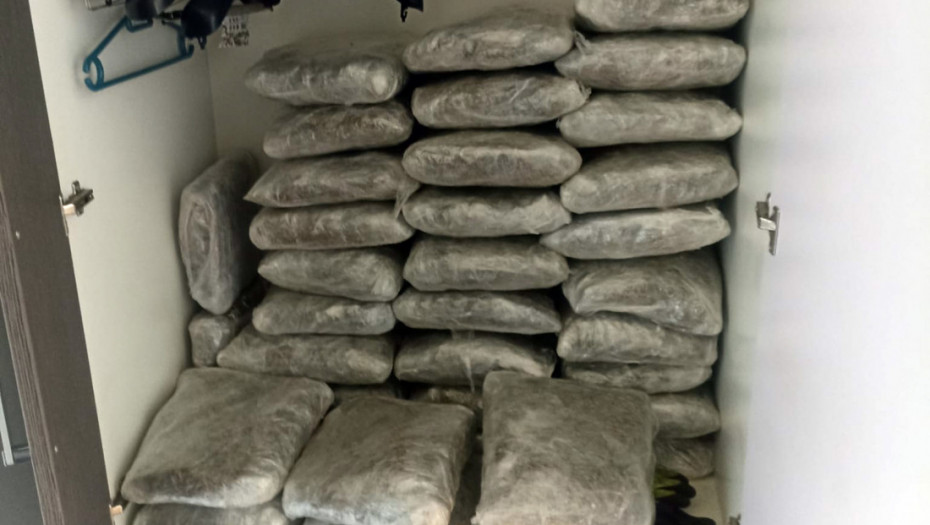 Uhapšen narko dvojac iz Priboja sa skoro 80 kila droge: "Radili" na teritoriji Beograda, narkotici nađeni u stanu