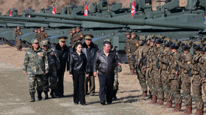 Ćerka Kim Džong Una vozila tenk tokom vojne vežbe u Severnoj Koreji (FOTO)